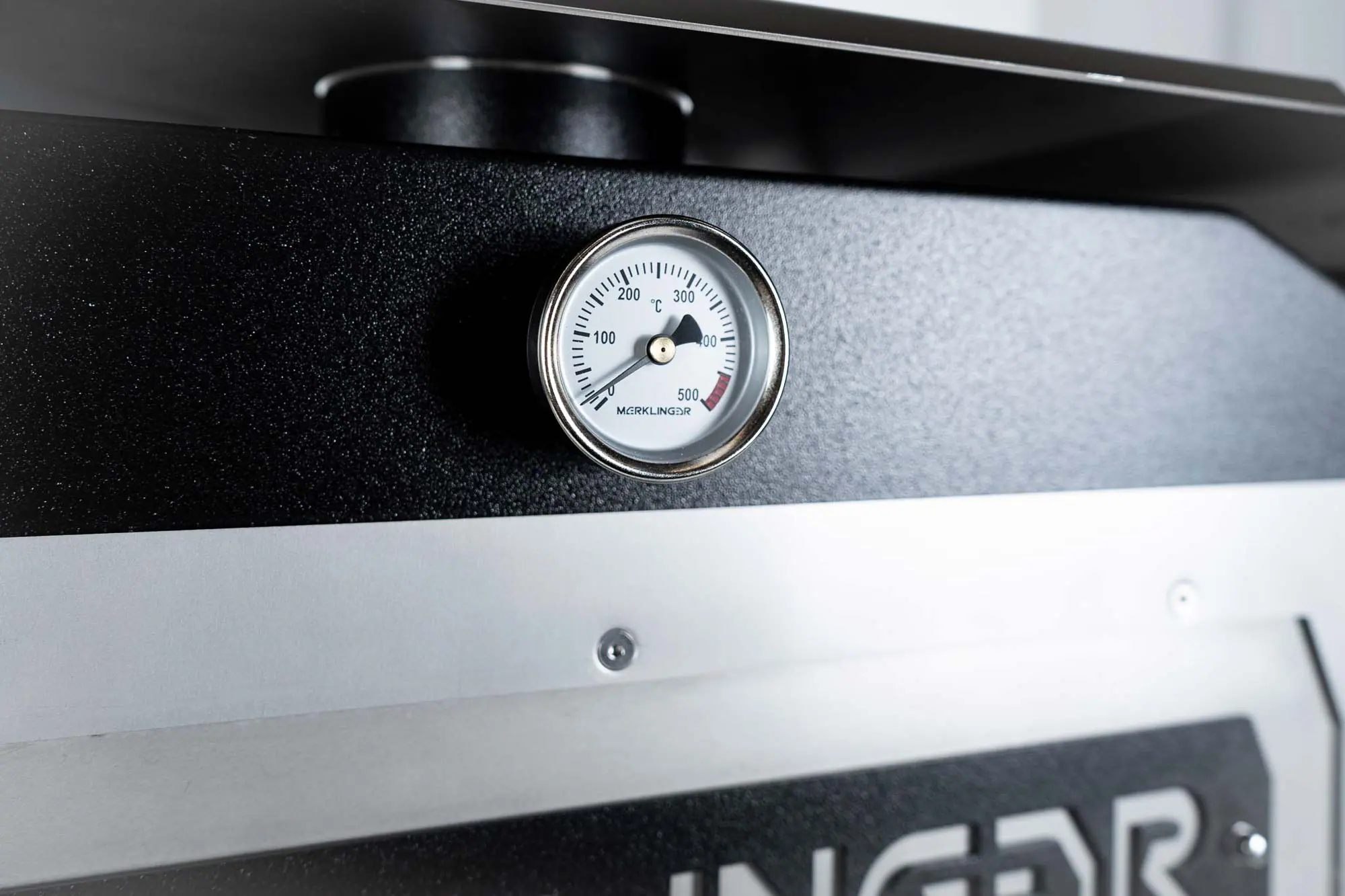 Der Merklinger BOBBY schwarz Der Merklinger BOBBY Schwarz -Cafiro Geschaft 0918 DerMerklinger Holzbackofen Bobby Freisteller digi.jpg