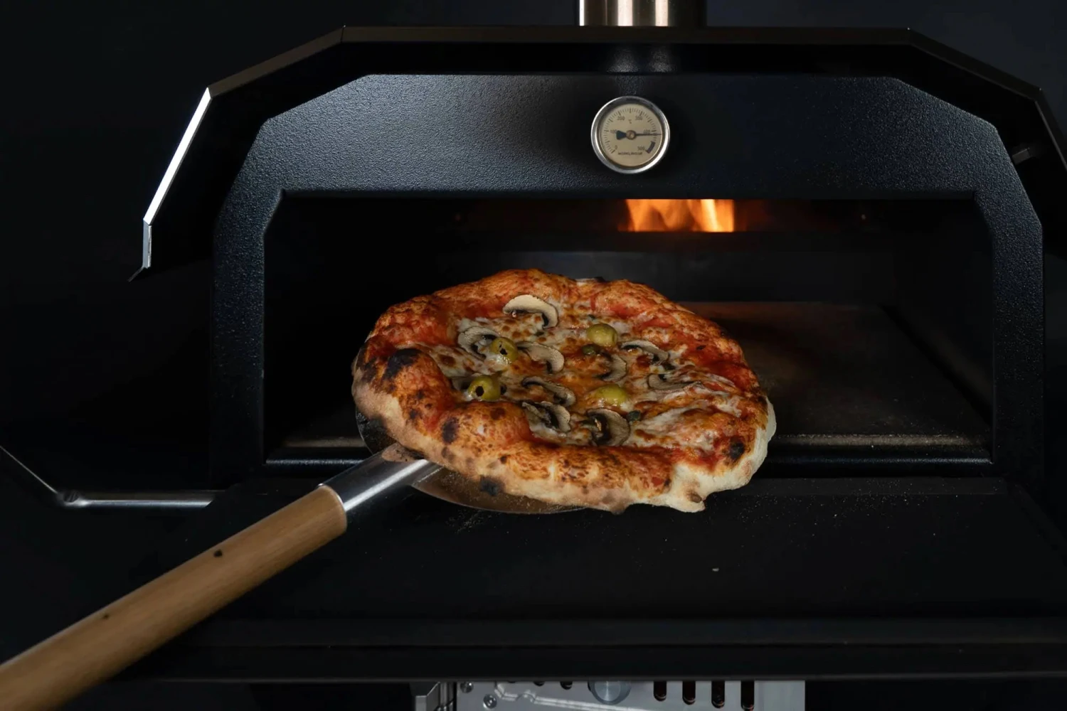 Der Merklinger BOBBY schwarz Der Merklinger BOBBY Schwarz -Cafiro Geschaft 2425 DerMerklinger Holzbackofen Bobby Freisteller Backen digi