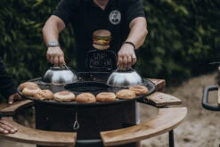 MOESTA-BBQ Burger Cover – Schmelzabdeckung Für Feuerplatte (2er Set) -Cafiro Geschaft BurgerCover20XL Anwendung 1200x800x72dpi 754