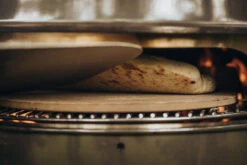 MOESTA-BBQ Pizzastein Mit Stier-Logo – 36,5 Cm -Cafiro Geschaft PizzaRing20Pizzastein20kross Anwendung 1200x800x72dpi 232