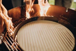 MOESTA-BBQ Pizzastein Mit Stier-Logo – 36,5 Cm -Cafiro Geschaft Pizzastein20Feuer Anwendung 1200x800x72dpi 197