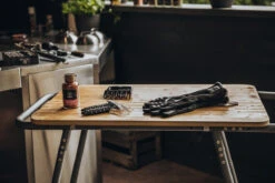 MOESTA-BBQ Grillhandschuhe (L/XL) 3 MOESTA-BBQ Grillhandschuhe (L/XL) -Cafiro Geschaft Sheriff20Tisch20GrillGloves Anwendung 1200x800x72dpi 317