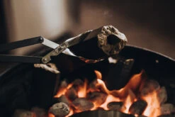 MOESTA-BBQ V-Tong Zange 51 Cm -Cafiro Geschaft V Tong20Feuer Anwendung 1200x800x72dpi 096