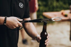 MOESTA-BBQ V-Tong Zange 51 Cm -Cafiro Geschaft V Tong20Flaschenoffner Anwendung 1200x800x72dpi 468