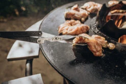 MOESTA-BBQ V-Tong Zange 51 Cm -Cafiro Geschaft V Tong20Fleisch Anwendung 1200x800x72dpi 916