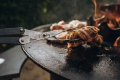 MOESTA-BBQ V-Tong Zange 51 Cm -Cafiro Geschaft V Tong20greifen Anwendung 1200x800x72dpi 917