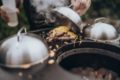 MOESTA-BBQ Burger Cover – Schmelzabdeckung Für Feuerplatte (2er Set) -Cafiro Geschaft burgercover kaese anwendung 1200x800x72dpi 685