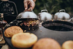 MOESTA-BBQ Burger Cover – Schmelzabdeckung Für Feuerplatte (2er Set) -Cafiro Geschaft burgercover anwendung 1200x800x72dpi 686