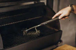 MOESTA-BBQ Profi BBQ-/ Grillbürste 2 MOESTA-BBQ Profi BBQ-/ Grillbürste -Cafiro Geschaft grillburste anwendung 1200x800x72dpi 283