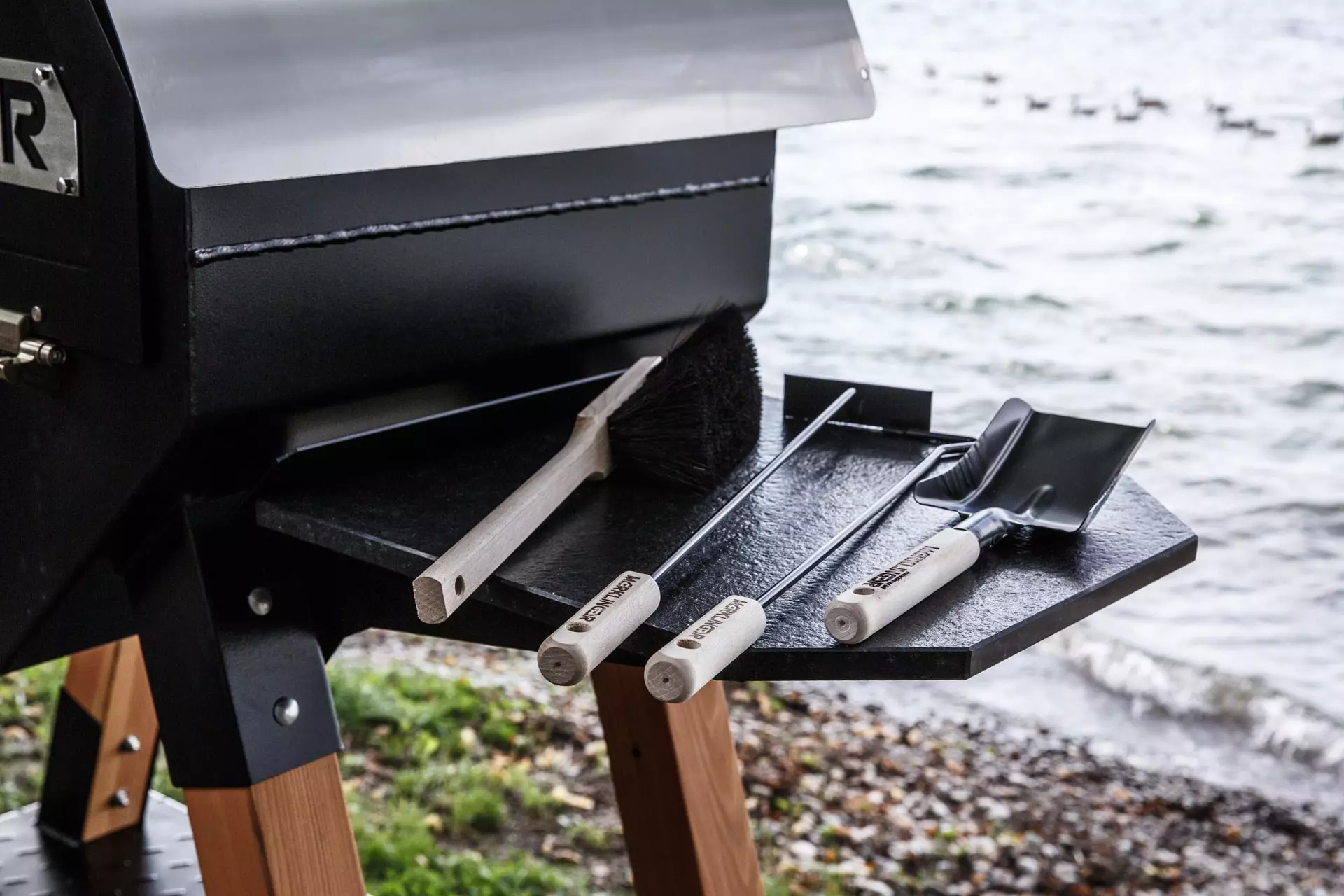 Der Merklinger Schür- und Reiniungsset (4-teilig) Der Merklinger Schür- Und Reiniungsset (4-teilig) -Cafiro Geschaft merklinger holzbackofen grill pizzaofen brotbackofen zubehoer motiv schuerset jpg