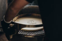 MOESTA-BBQ Pizzastein Mit Stier-Logo – 36,5 Cm -Cafiro Geschaft pizzastein einsetzen anwendung 1200x800x72dpi 100