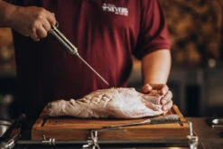 MOESTA-BBQ Spritze Mit 5 Nadeln 3 MOESTA-BBQ Spritze Mit 5 Nadeln -Cafiro Geschaft spritzen anwendung 1200x800x72dpi 352